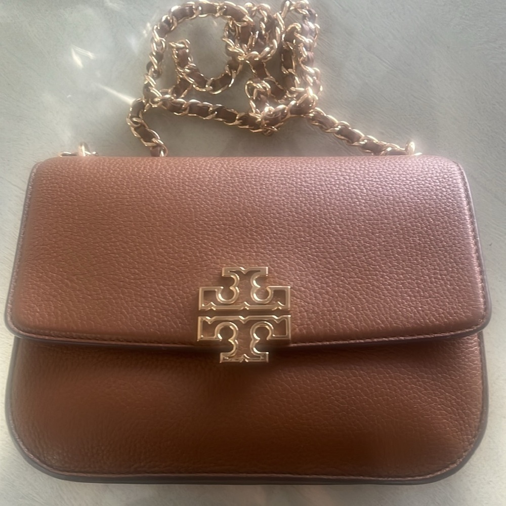 Guaranteed authentic Gorgeous Tory Burch handbag 🤍🤍🤍🤍